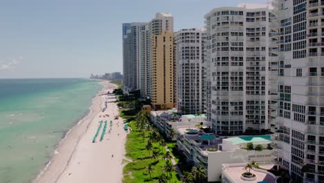 Horizonte-Aéreo-De-La-Playa-De-Las-Islas-Soleadas-En-Las-Islas-Soleadas,-Dron-De-Florida-1