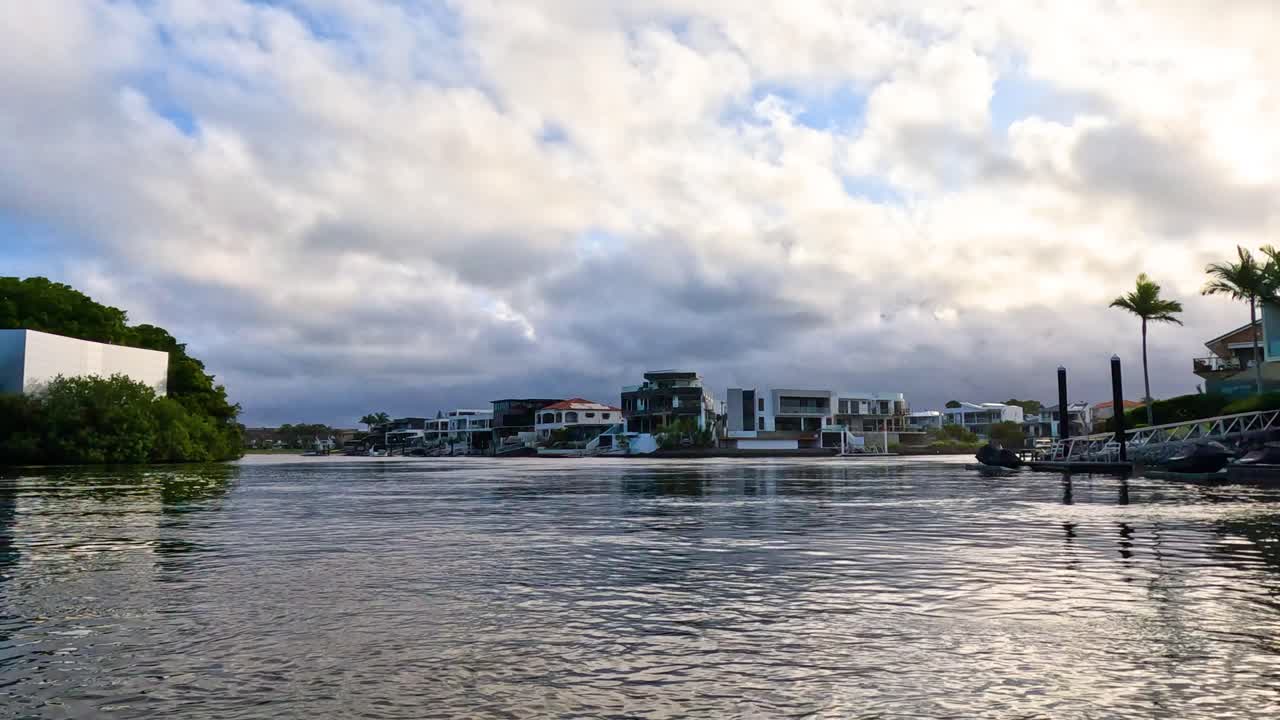 넓은 해변을 가로질러 평화로운 강 항해