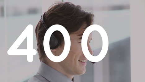 animación de números cambiantes sobre un hombre con auriculares de teléfono