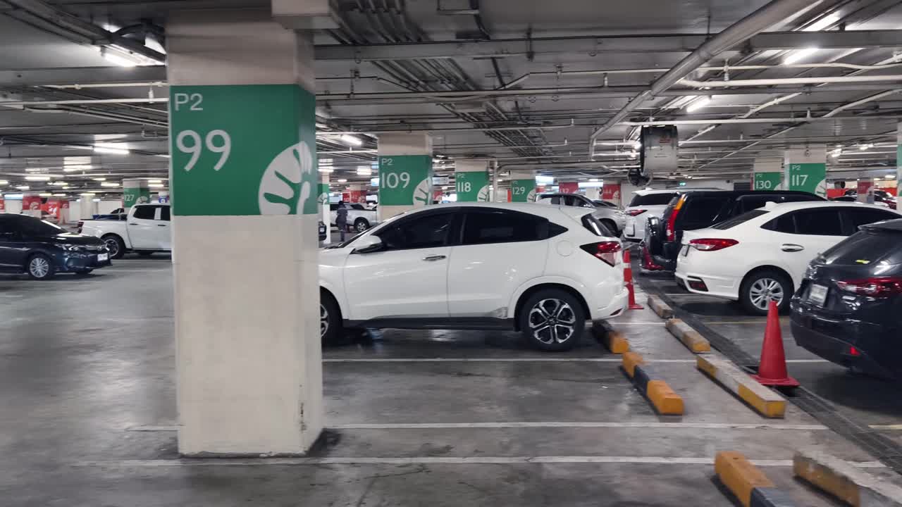 자동차가 있는 실내 주차장