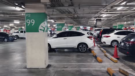 garaje de estacionamiento cubierto con automóviles