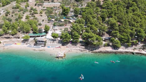 vista aérea de la playa de gaber, acampada aloa en bol, en la isla de brač, en la dalmacia dividida, en croacia