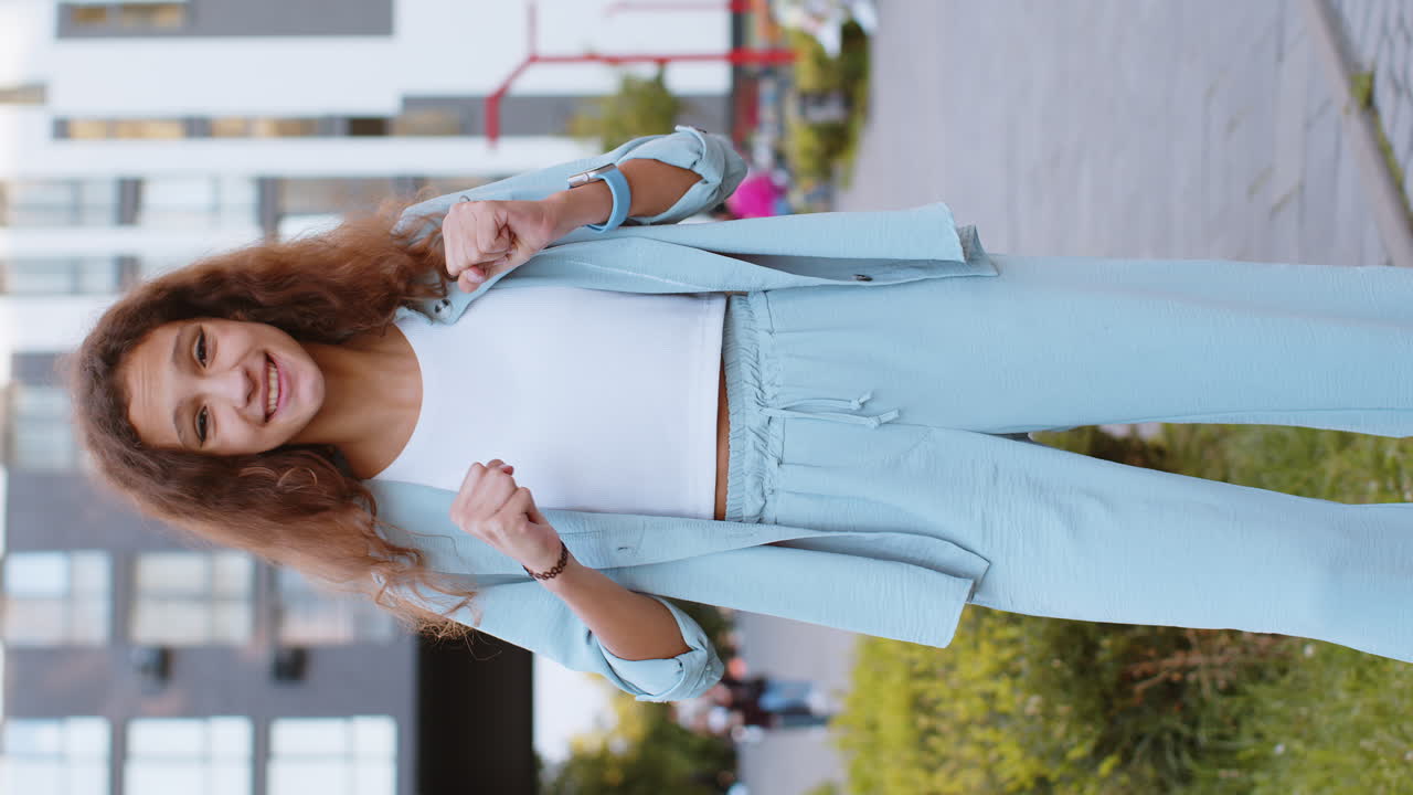 joven feliz sonriendo a la cámara en un traje azul