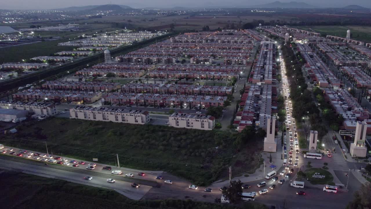 una larga fila de vehículos a través del tráfico en arboledas