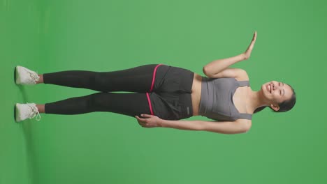 mujer con ropa atlética posando en la pantalla verde