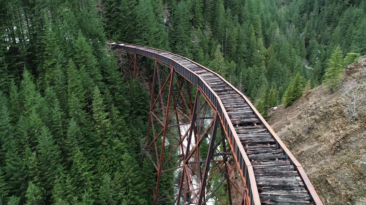 vista aérea del caballete de ladner creek, puente abandonado del ferrocarril del valle de la caldera, columbia británica, canadá, disparo de drones
