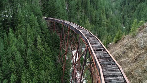 Luftaufnahme-Von-Ladner-Creek-Trestle,-Verlassene-Brücke-Der-Kessel-Valley-Railway,-British-Columbia-Kanada,-Drohnenaufnahme
