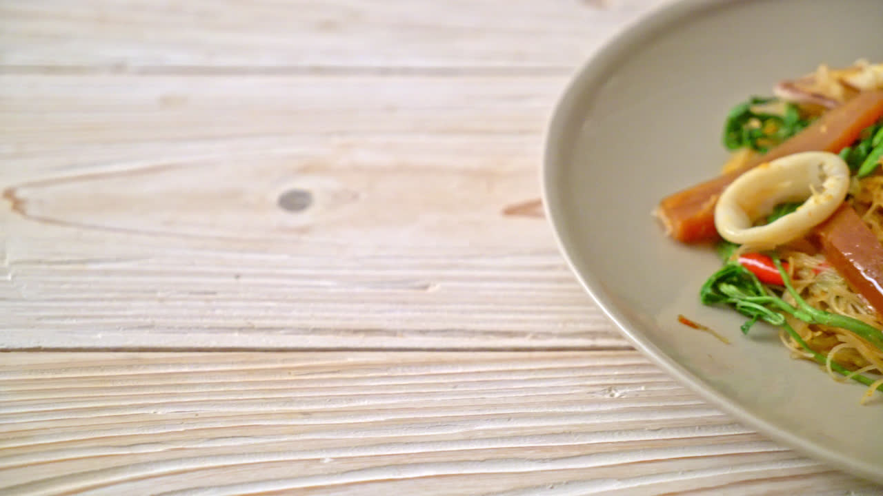 혼합 해산물을 곁들인 볶음밥 베르 미첼 리와 물 미모사