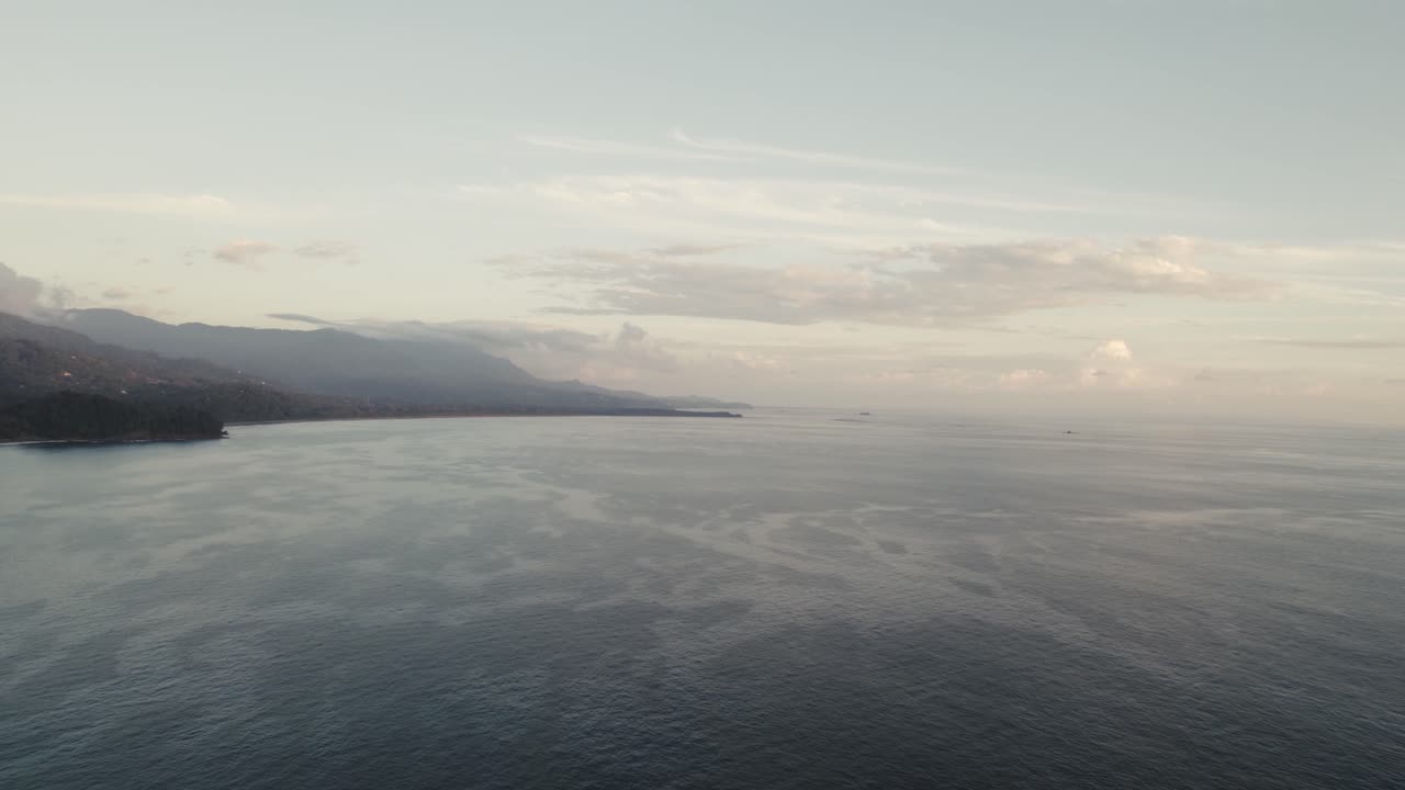 유비타 근처 바다의 넓은 전망과 함께 일몰 동안 코스타리카의 해안선