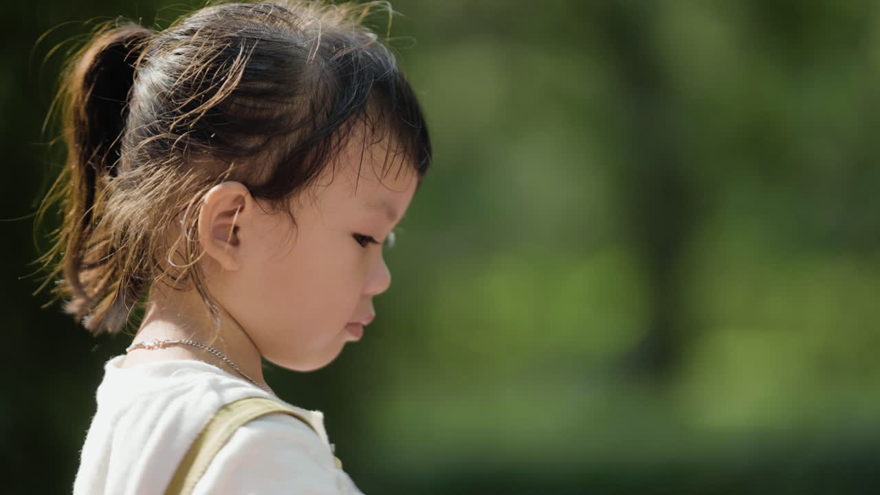 파란색 비행기를 가진 아이