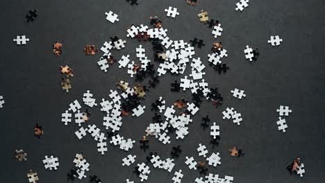 Puzzleteile,-Die-In-4k-Auf-Den-Grauen-Tisch-Von-Oben-Nach-Unten-Fallen