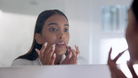 Cuidado-De-La-Piel,-Baño-Y-Mujer-Con-Las-Manos-En-La-Cara