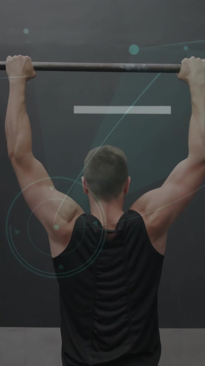 Uomo che afferra una sbarra per trazioni, scendendo in sospensione completa per il fitness, mentre delle sovrapposizioni evidenziano il sudore.
