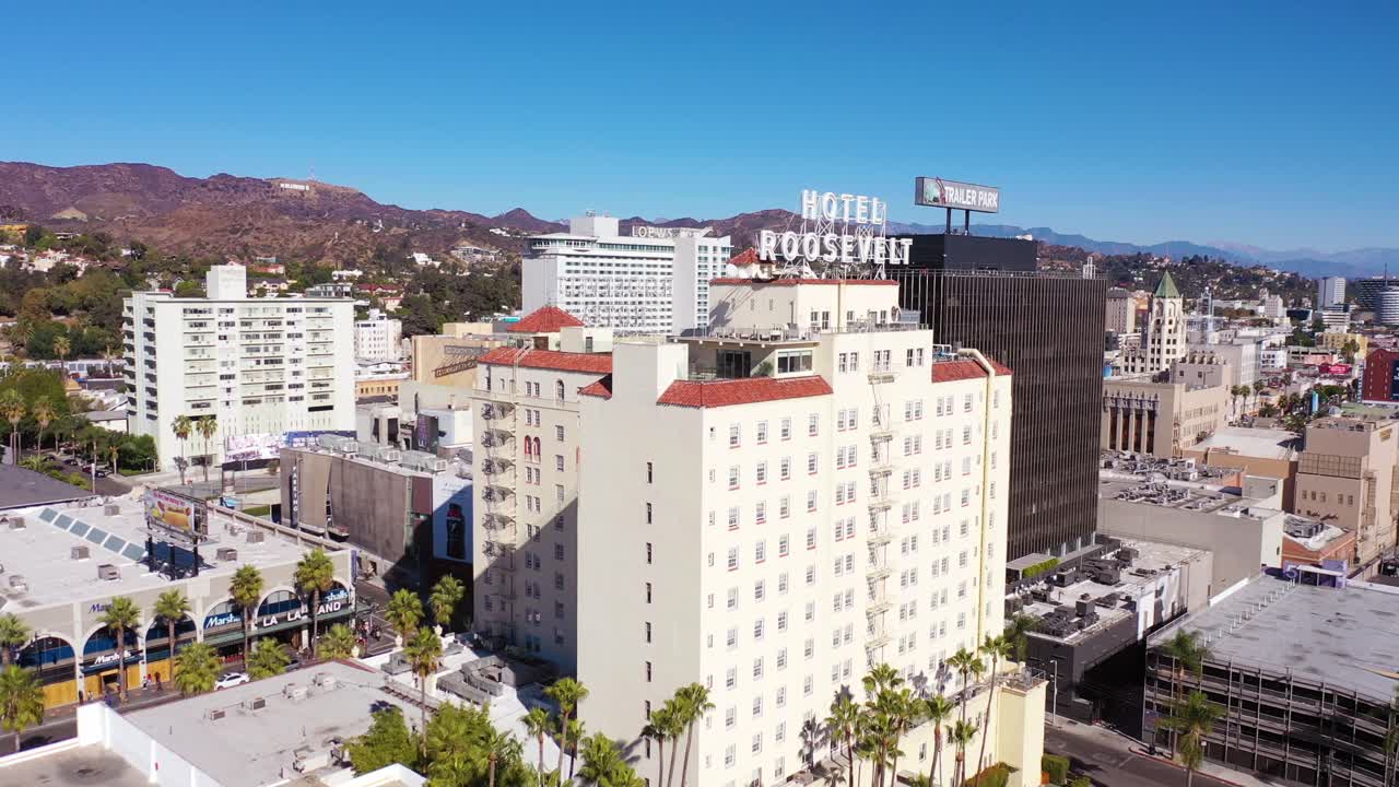 Avvicinamento aereo all'Hotel Roosevelt su Hollywood Boulevard nel centro di Hollywood, California