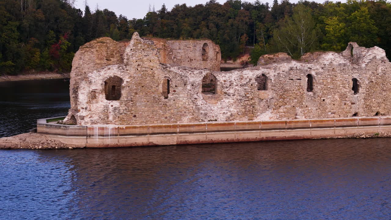 primer plano aéreo del complejo de ruinas del castillo de koknese en koknese, letonia, en el valle del río daugava imágenes de drones al atardecer