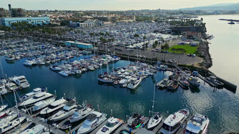 Vista-Aérea-Del-Club-Náutico-King-Harbour-En-Redondo-Beach,-California