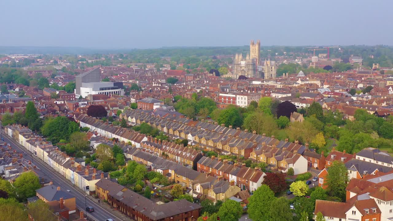 bonita antena sobre la ciudad de canterbury y la catedral de kent, reino unido, inglaterra 4