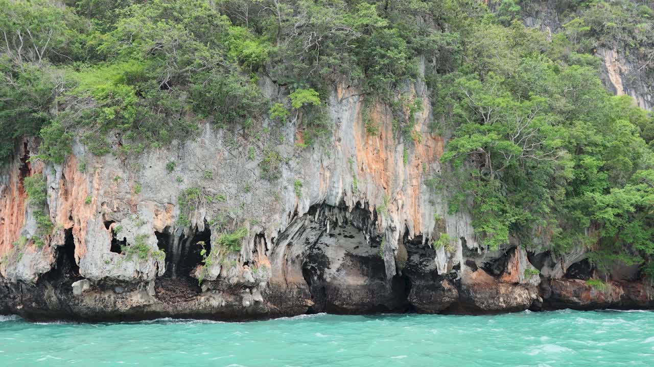 Scogliere lussureggianti e acque turchesi a Krabi