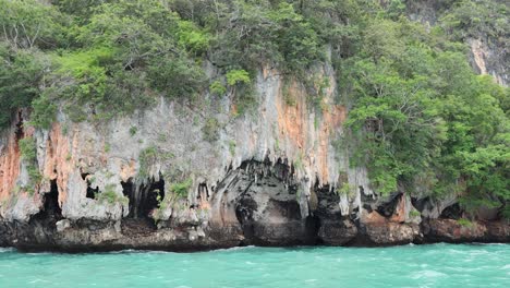 los exuberantes acantilados y las aguas turquesas en krabi