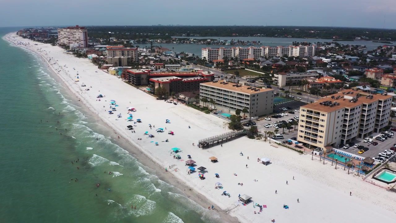 Ripresa aerea di Indian Shores con spiagge di sabbia bianca e residenze costiere. Ideale per contenuti di viaggio e marketing immobiliare.