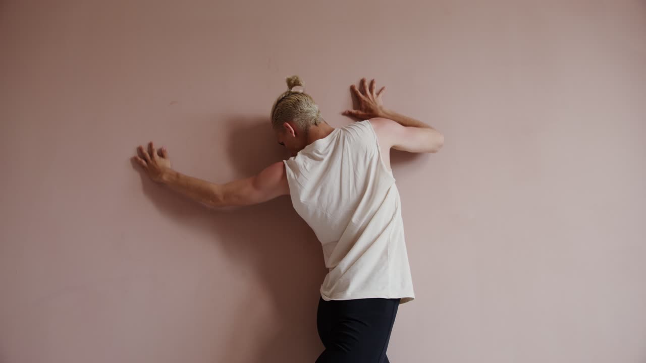 댄스 스튜디오에서 포즈를 취하는 젊은 남자