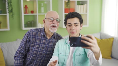 Lindo-Abuelo-Y-Nieto-Posando-Para-Las-Cámaras-Del-Teléfono.