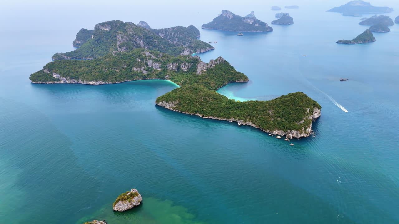 Quang cảnh từ trên cao bằng máy bay không người lái về các hòn đảo nhiệt đới và làn nước màu xanh ngọc lam ở miền nam Thái Lan, với các khối đá vôi và những chiếc thuyền nhỏ trên Biển Andaman.