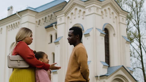 familia fuera de la iglesia