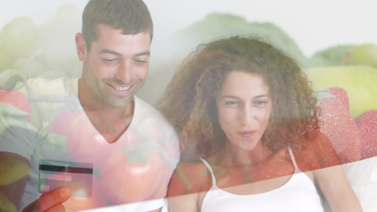 pareja caucásica en distanciamiento social comprando en línea en casa