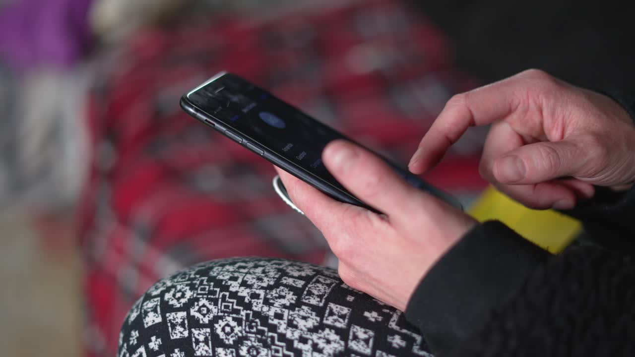 스마트폰을 사용하는 여성