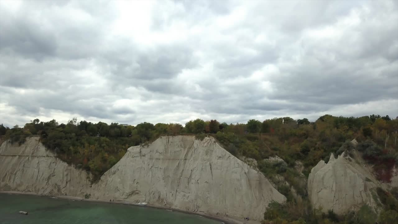 clip aéreo del acantilado rocoso de scarborough bluffs en canadá, lago ontario, con un suave movimiento de la cámara hacia atrás