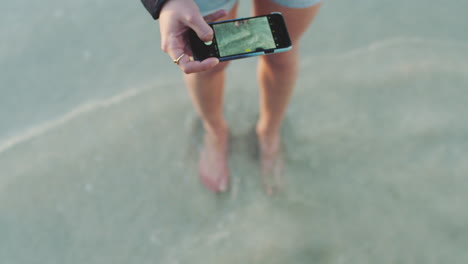 foto del teléfono, olas del mar y pies en el océano