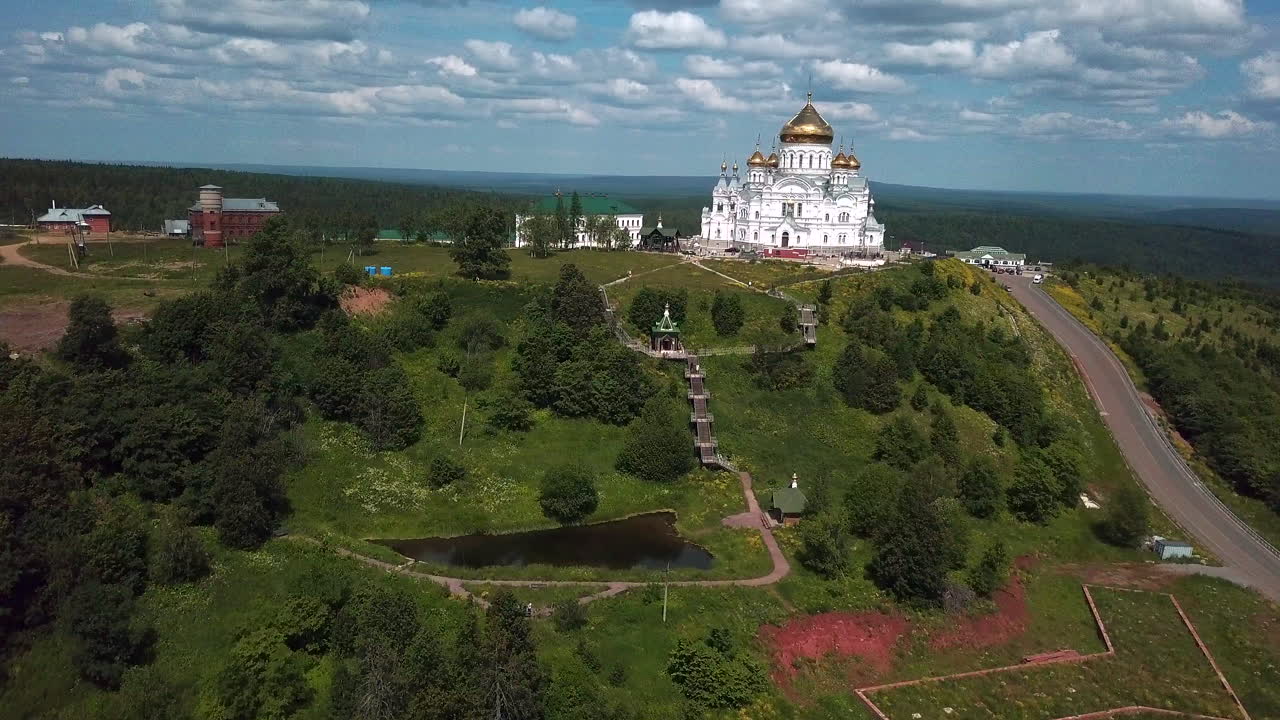 воздушный вид русского православного монастыря на холме