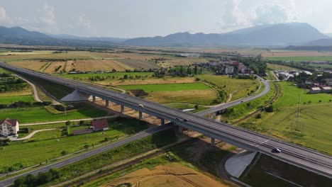 Autobahn-über-Straße-In-Der-Nähe-Von-Rasnov-Mit-Malerischen-Feldern-Und-Bergen