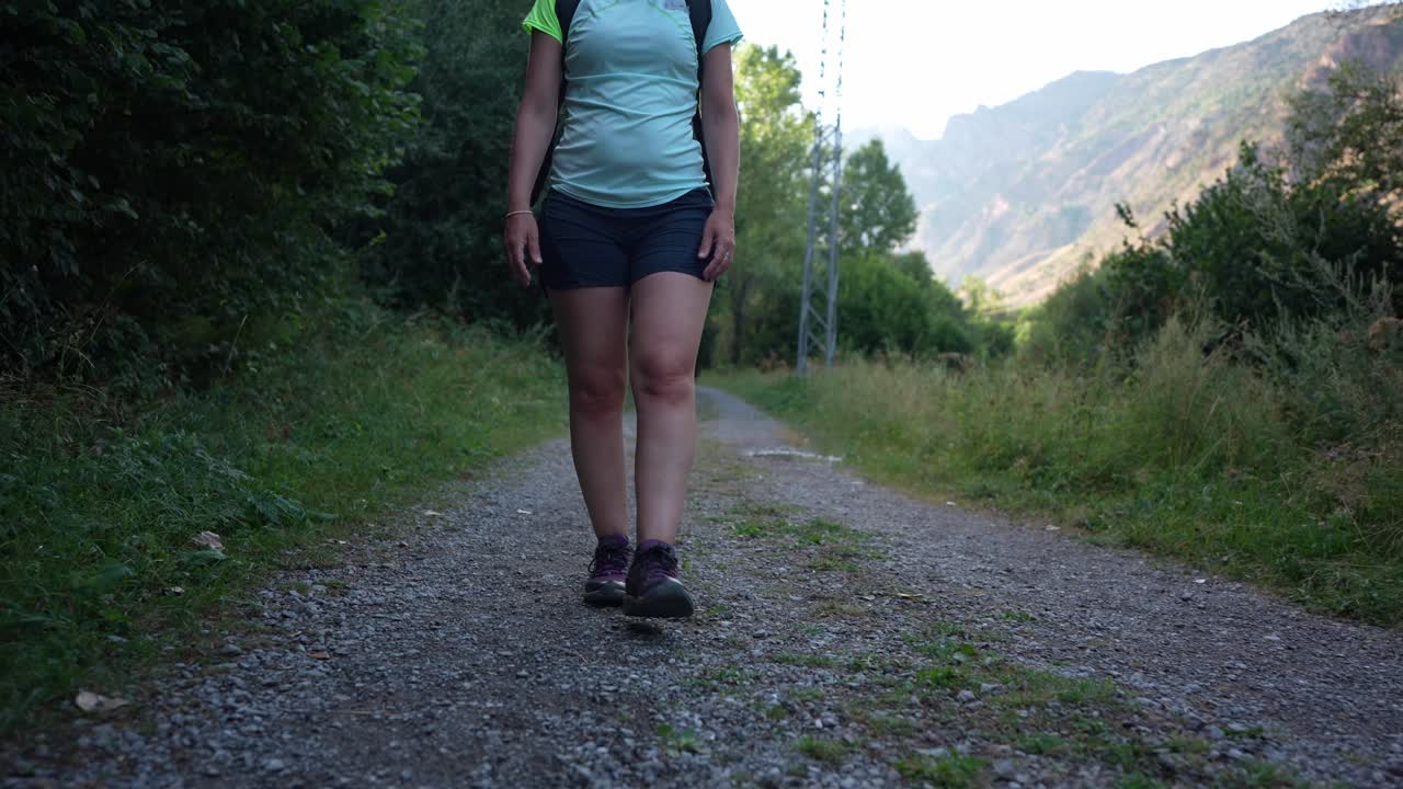 Donna che fa escursionismo su un sentiero di ghiaia