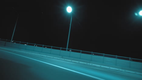 un hombre entra en una curva en una motocicleta deportiva y coge velocidad