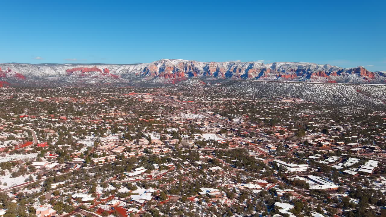 vista aérea de invierno de la ciudad de sedona con rocas rojas cubiertas de nieve