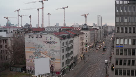 Antena:-Vuelo-Lento-A-Través-De-La-Calle-Vacía-Del-Barrio-Central-De-Berlín-Casi-Sin-Gente-Ni-Coches-Durante-El-Coronavirus-Covid-19-En-Un-Día-Nublado