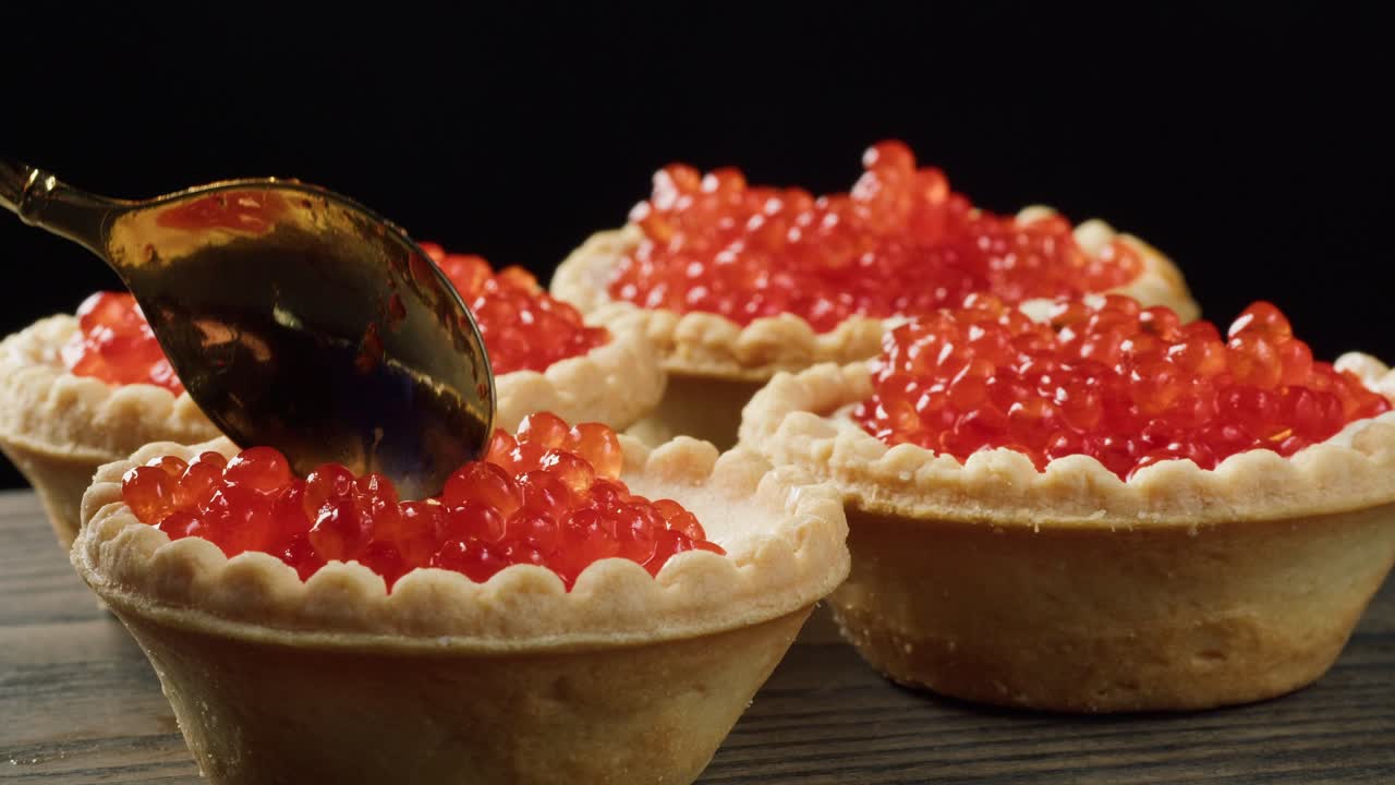 Caviar rouge servi dans de petites tartelettes à la cuillère