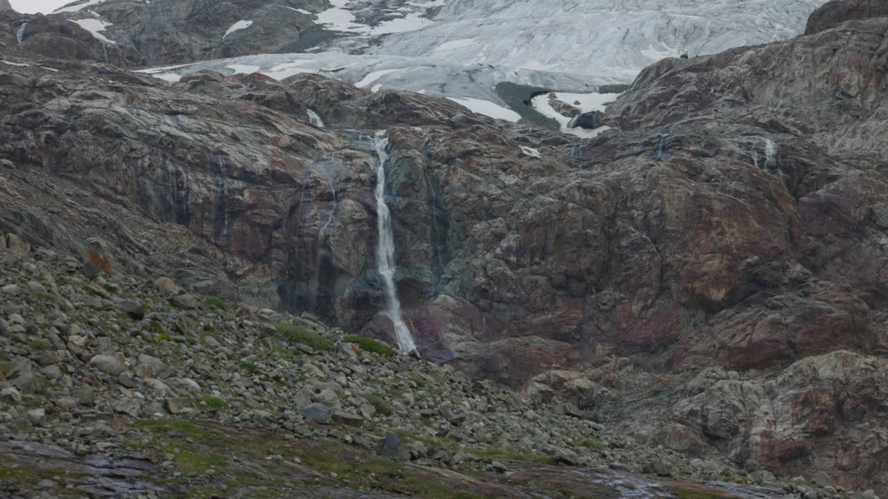 el glaciar fellaria derrite el hielo y se ve una cascada en el fondo.