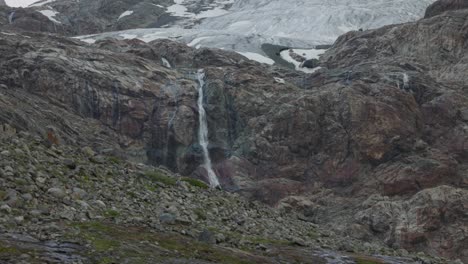 Fellaria-Gletscher-Eisschmelze,-Kaskadierender-Wasserfall-Im-Hintergrund