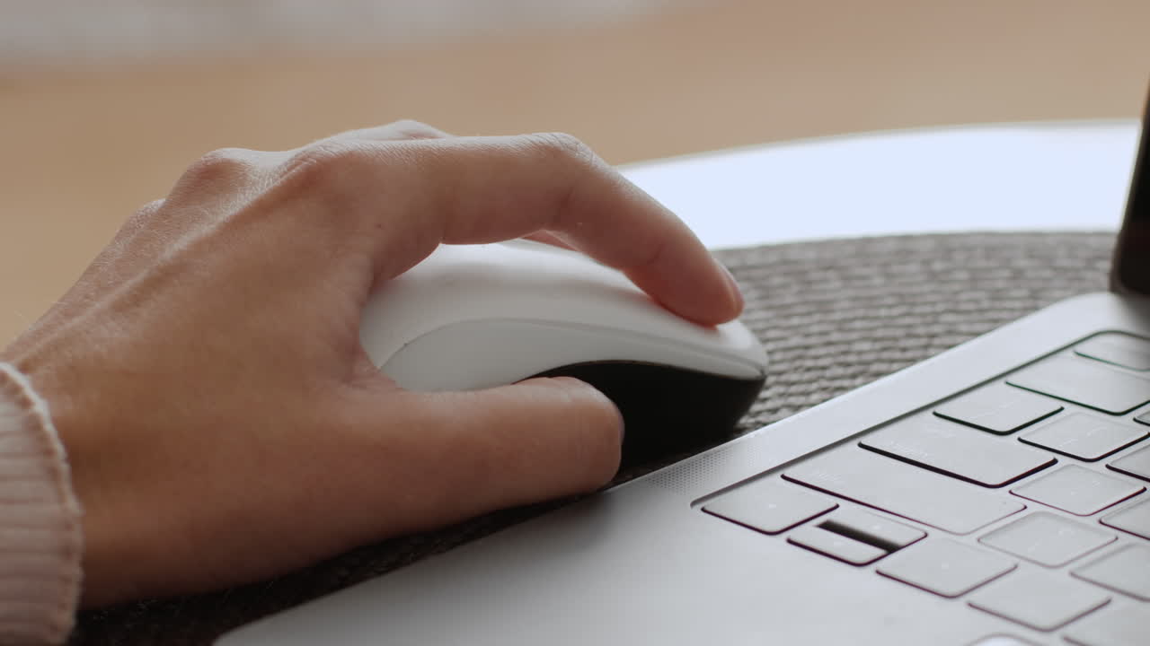 persona que utiliza una computadora portátil y un ratón