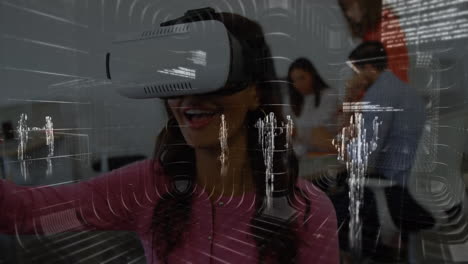 animación del procesamiento de datos sobre una mujer de negocios biracial usando auriculares vr