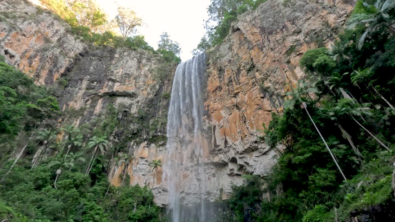 una cascada que cae en cascada por un acantilado rocoso