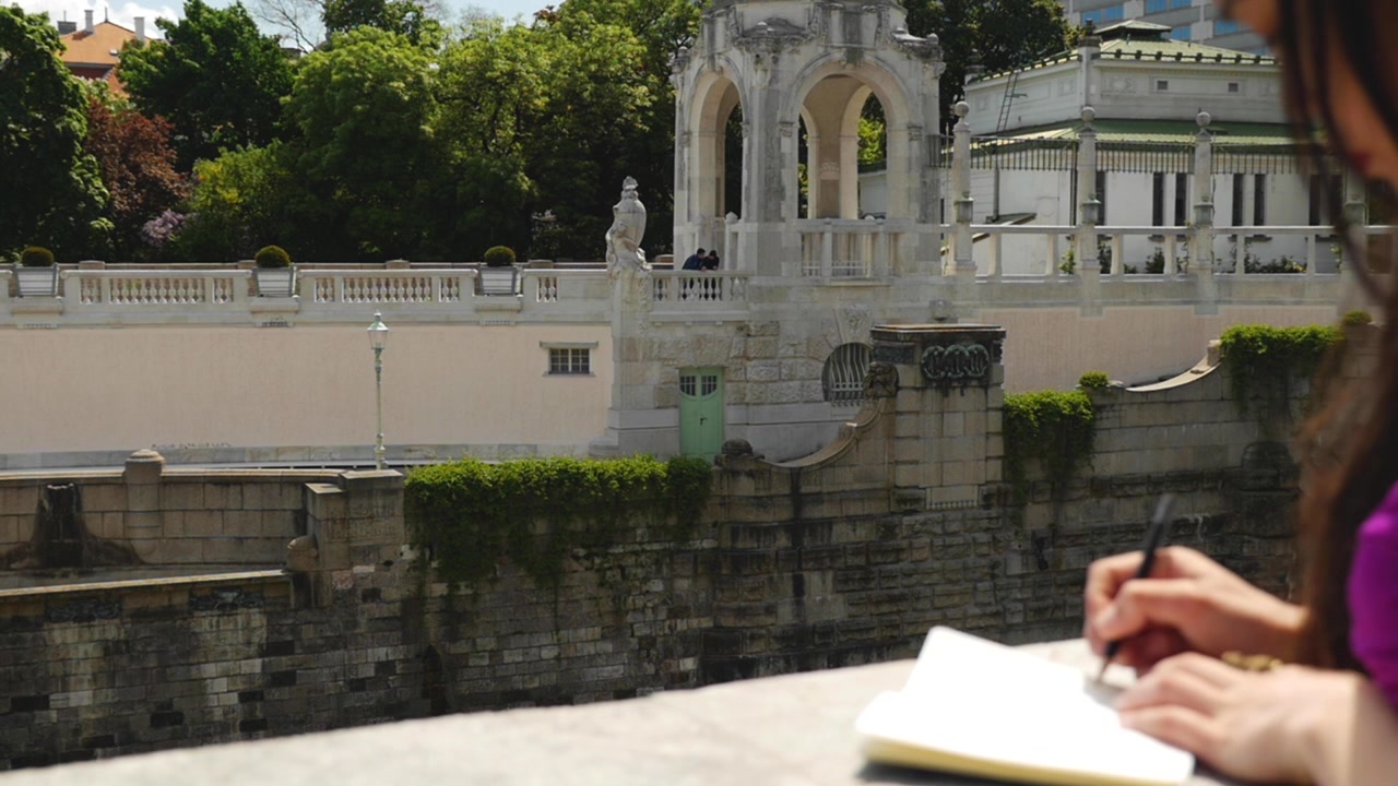 Donna Asiatica in Piedi su un Ponte a Vienna, Mentre Scrive - Rallentatore