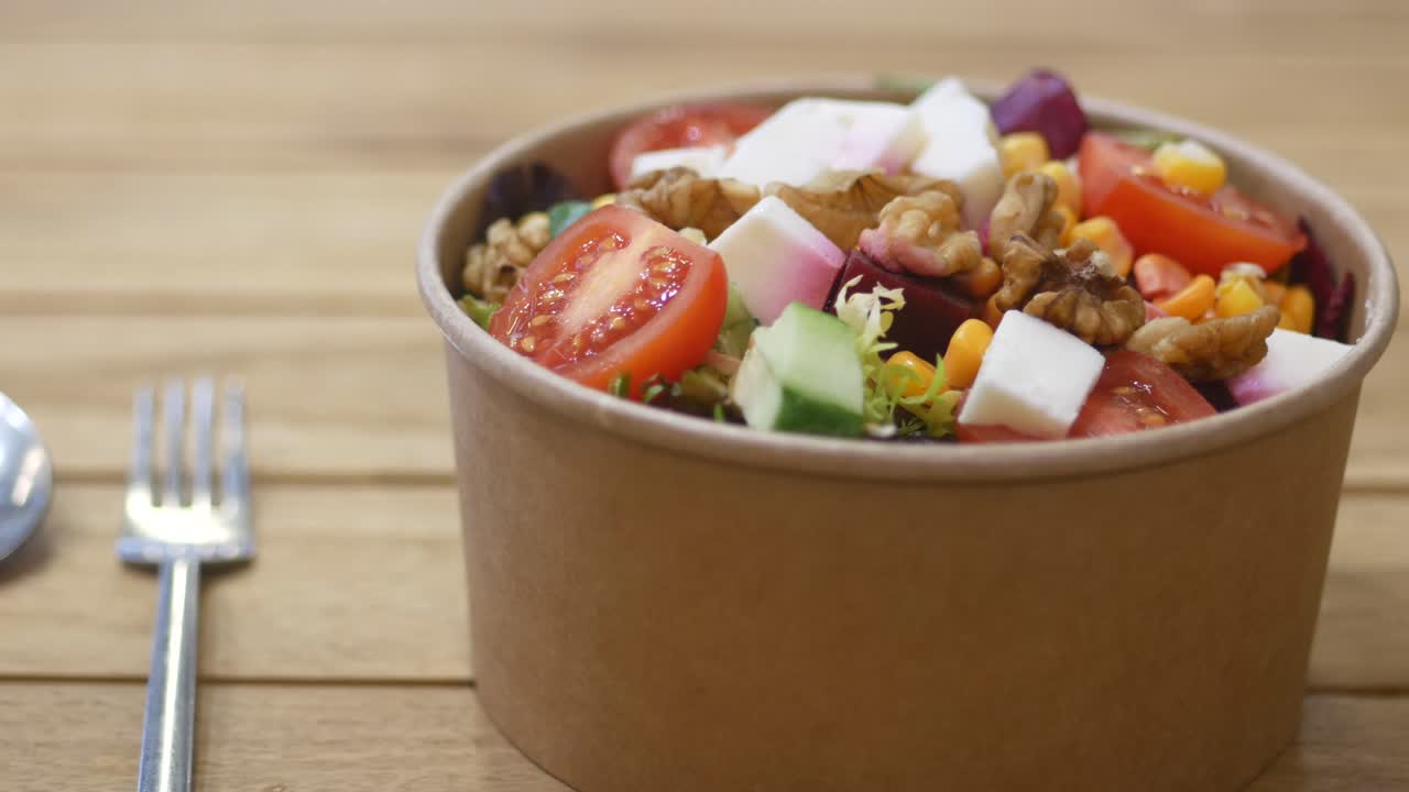 ensalada de verduras mixtas en un recipiente de papel