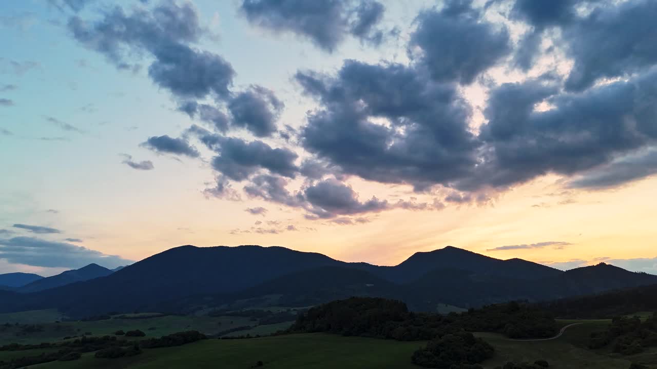 산 위에 해가 지는 것