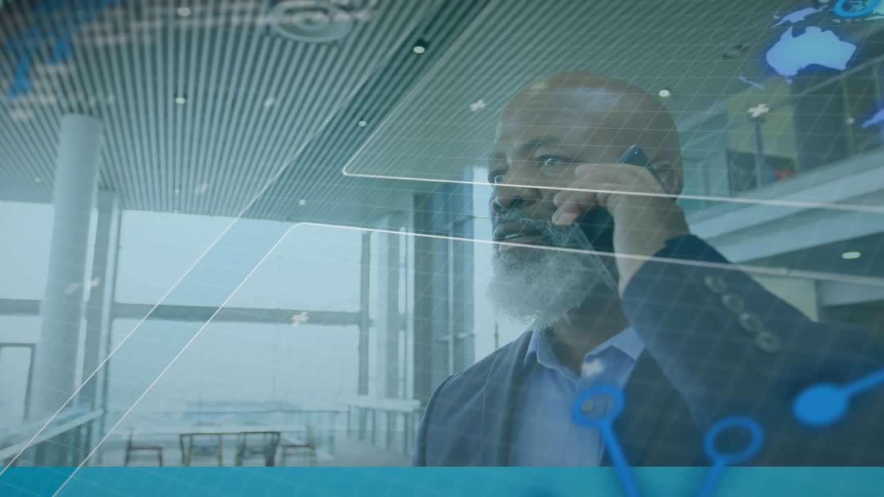 animación de lenguaje de computadora y globo sobre hombre afroamericano hablando por teléfono móvil en la oficina