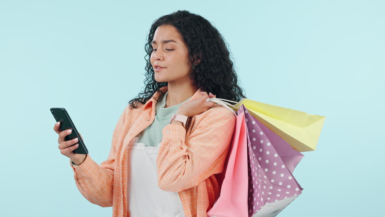 teléfono, bolsa de compras o mujer feliz en las redes sociales