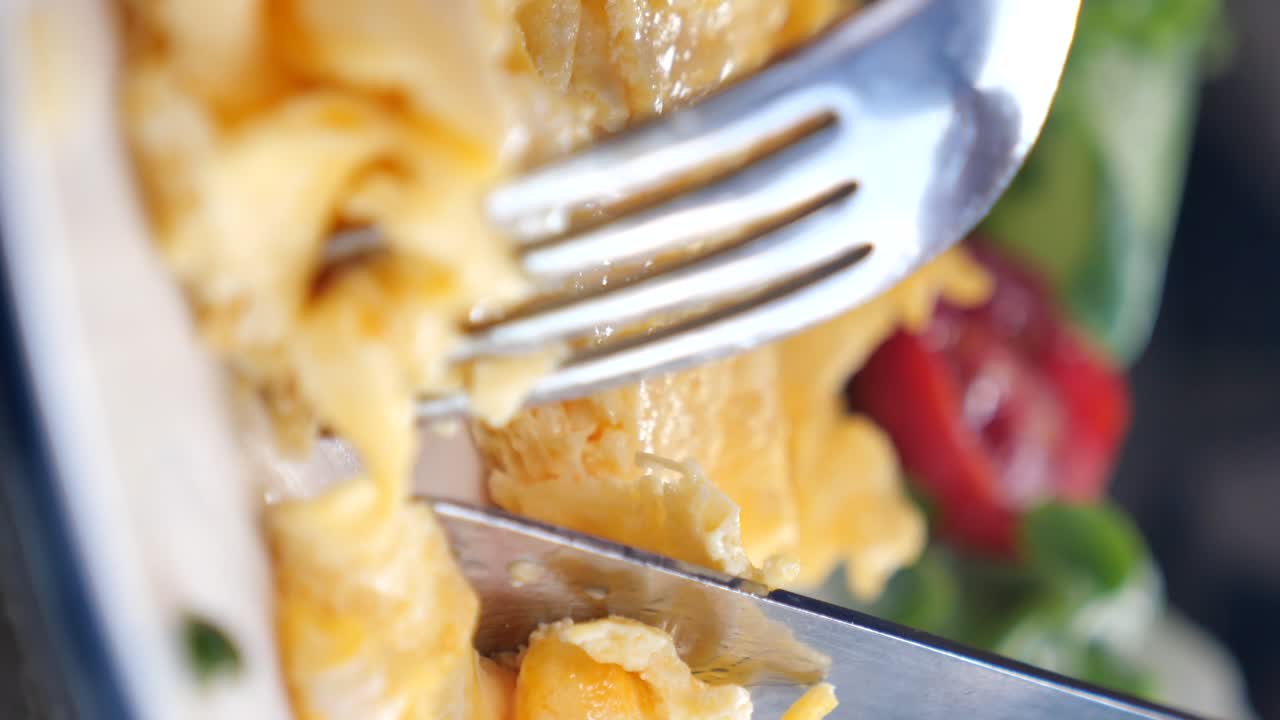 huevos revueltos con ensalada